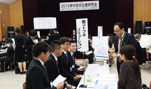 学内ホールで開催